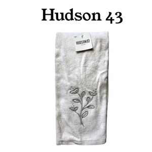 NWT Hudson 43 White And Silver 16” x 26” Hand Towel